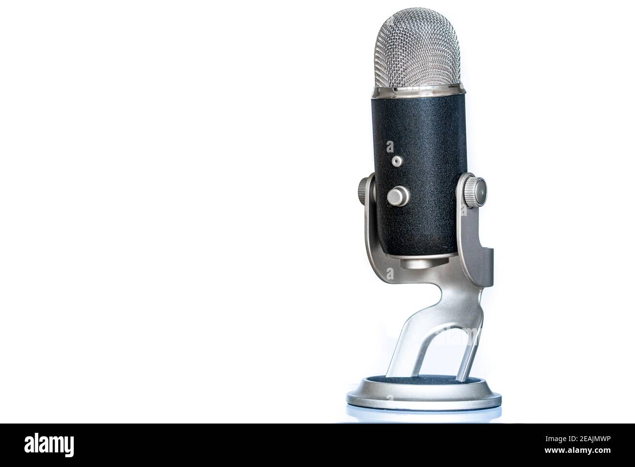 Microfono con look classico e vintage in piedi. Utilizzato per il podcasting o altre registrazioni vocali. Foto Stock