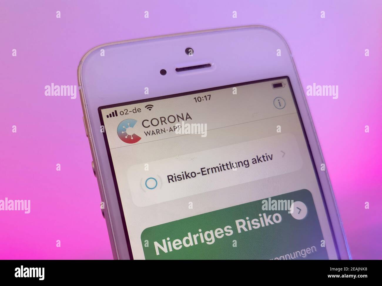 Berlino, Germania. 10 Feb 2021. L'app di avviso corona su un iPhone 5s. La versione più recente dell'app di monitoraggio ora funziona anche sui modelli di iPhone meno recenti lanciati nel 2013 e nel 2014. Credit: Christoph Dernbach/dpa/Alamy Live News Foto Stock