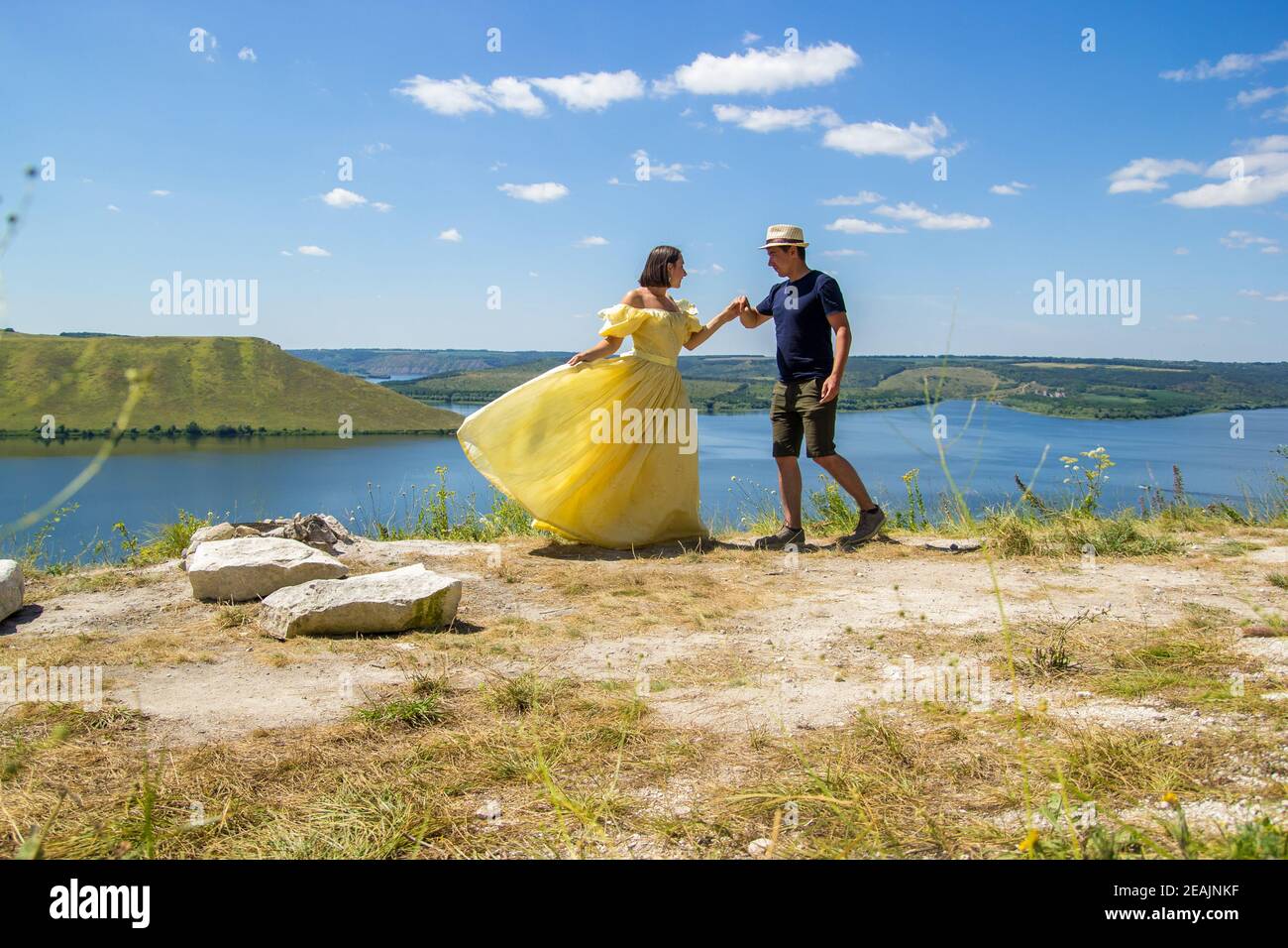 Una giovane coppia danzante su una scogliera vicino alla baia Foto Stock