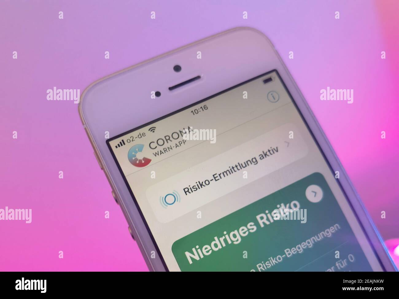 Berlino, Germania. 10 Feb 2021. L'app di avviso corona su un iPhone 5s. La versione più recente dell'app di monitoraggio ora funziona anche sui modelli di iPhone meno recenti lanciati nel 2013 e nel 2014. Credit: Christoph Dernbach/dpa/Alamy Live News Foto Stock