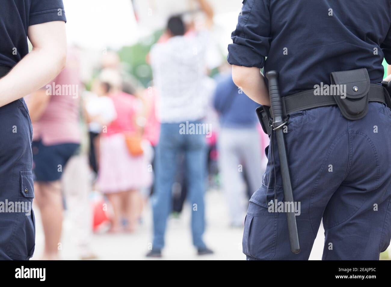 Polizia in servizio durante la protesta di strada Foto Stock