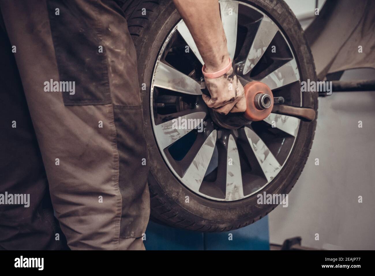officina macchina equilibratrice per ruote Foto Stock