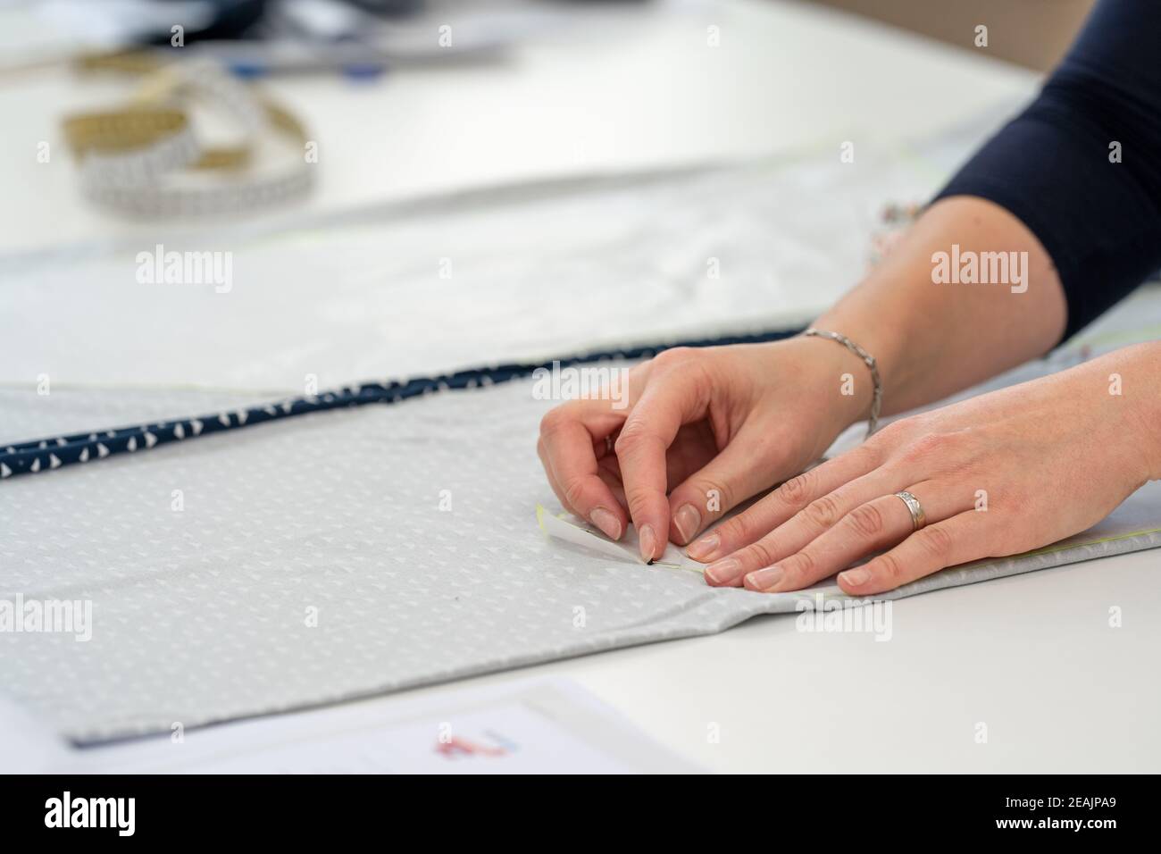 preparazione di un modello per fare un vestito in un negozio di sartors Foto Stock