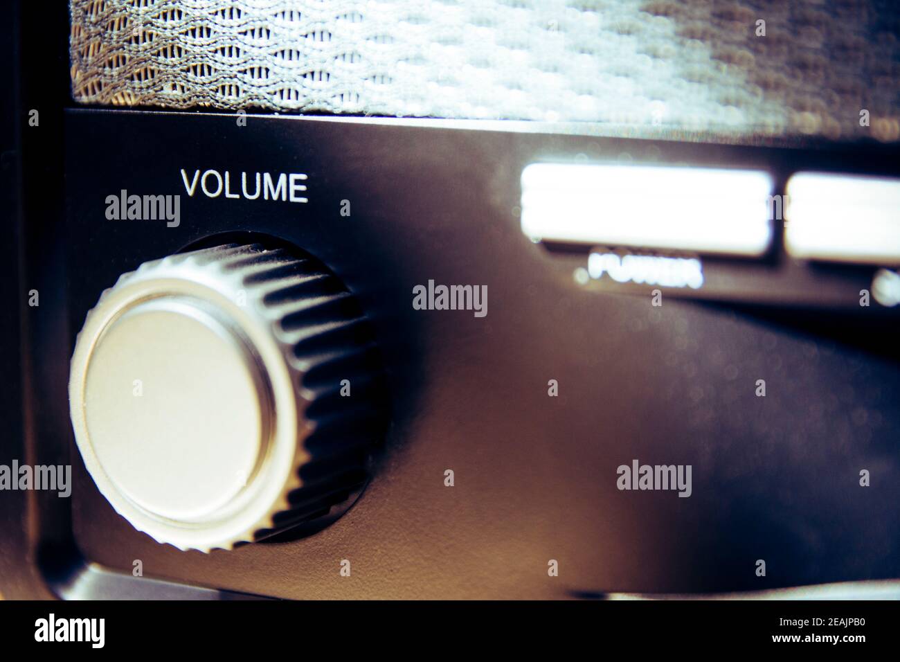 Manopola del volume su una radio analogica vecchia e vintage. Primo piano e dettaglio. Copia spazio. Foto Stock