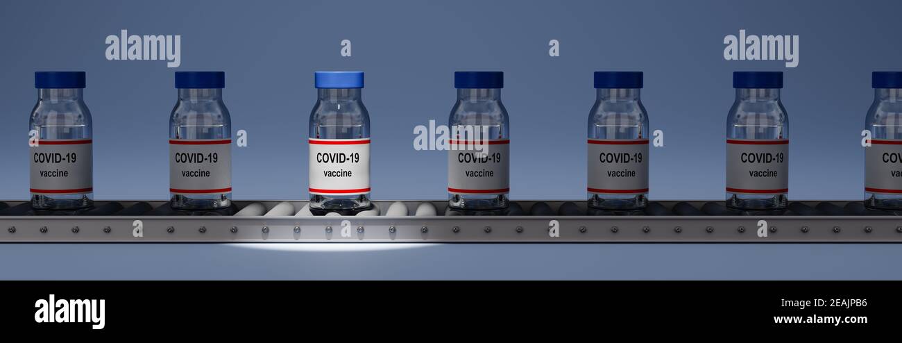 Flaconi di vaccino Covid 19 su nastro trasportatore, uno con luce puntata Foto Stock