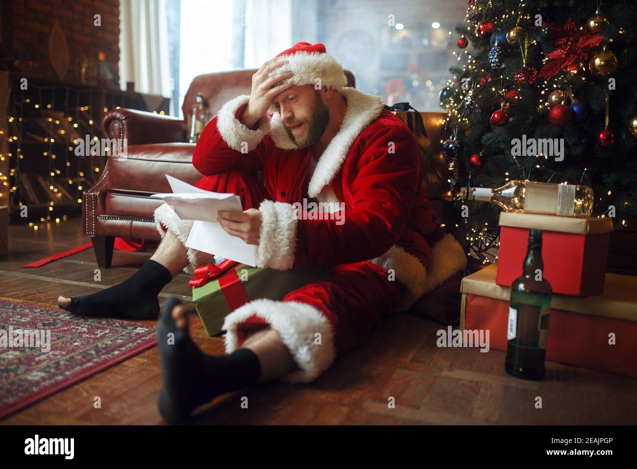 Foto dell'eccentrico e gioioso uomo in pensione babbo natale