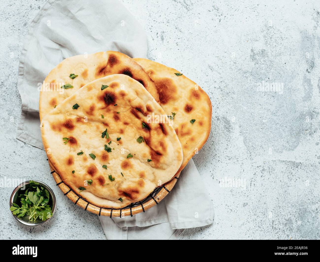 naan flatpan su cemento grigio, spazio di copia Foto Stock