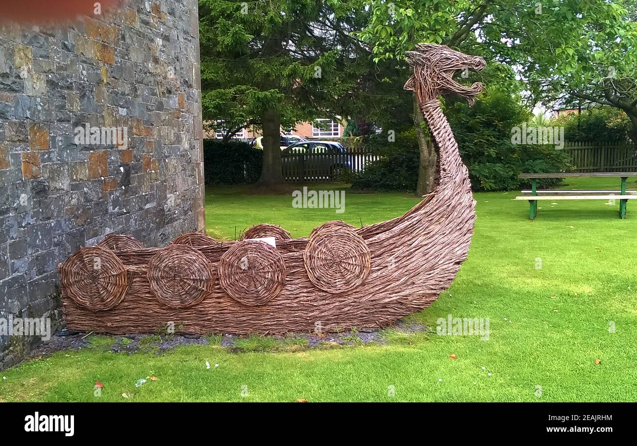 Opere d'arte , una scultura sotto forma di una nave vichinga da basket, fuori dal Museo Kirkcudbright , Scozia nel 2016 Foto Stock