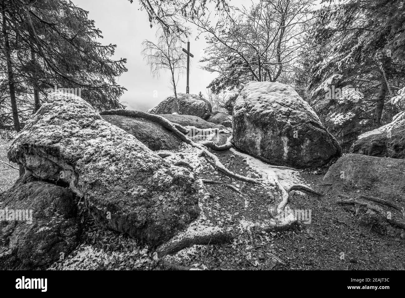 Spiritual Stone - croce sommitale e piattaforma di osservazione del Panorama Tour percorso escursionistico circolare nella Foresta Bavarese vicino a Grafenau, Germania Foto Stock