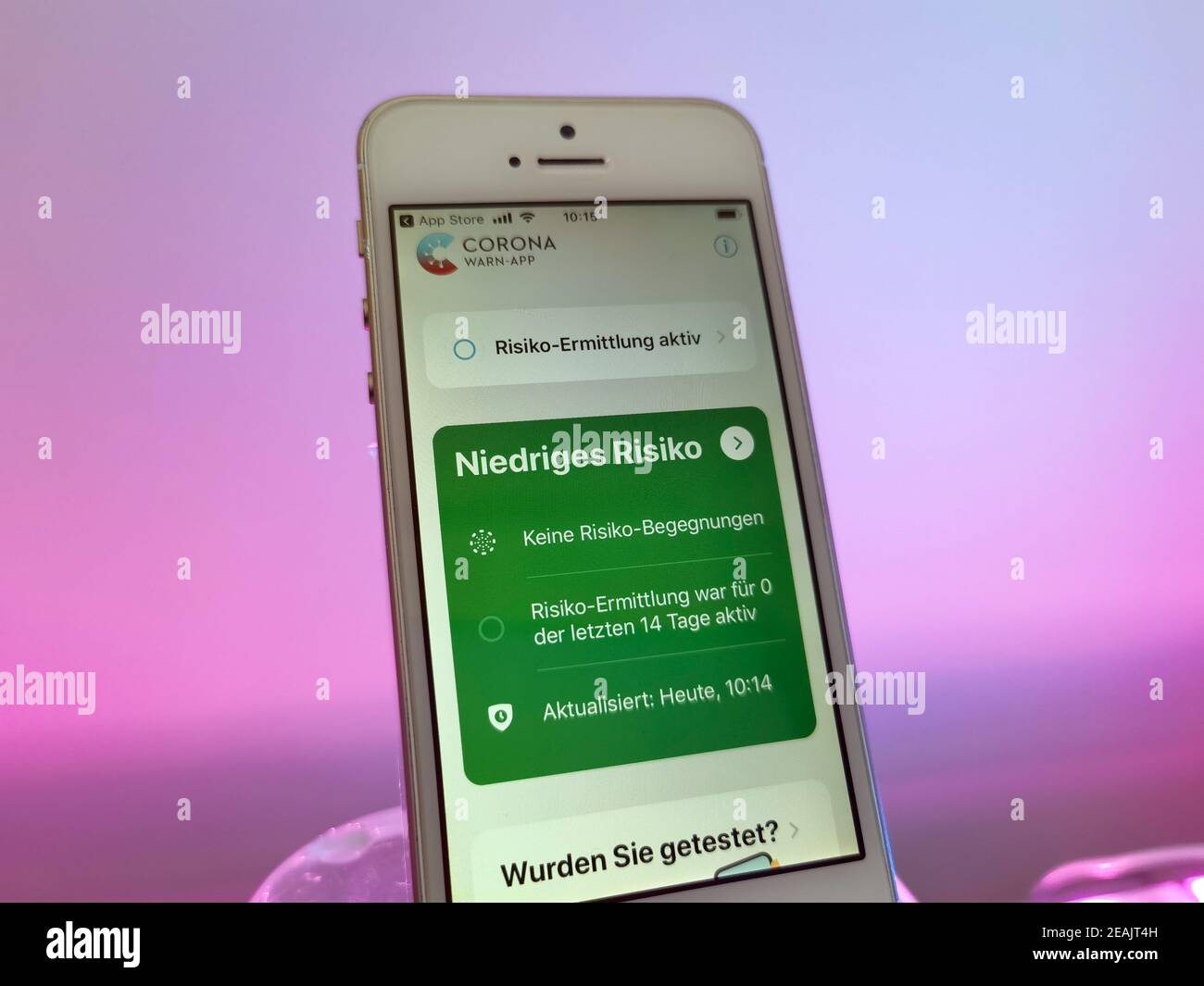 Berlino, Germania. 10 Feb 2021. L'app di avviso corona su un iPhone 5s. La versione più recente dell'app di monitoraggio ora funziona anche sui modelli di iPhone meno recenti lanciati nel 2013 e nel 2014. Credit: Christoph Dernbach/dpa/Alamy Live News Foto Stock