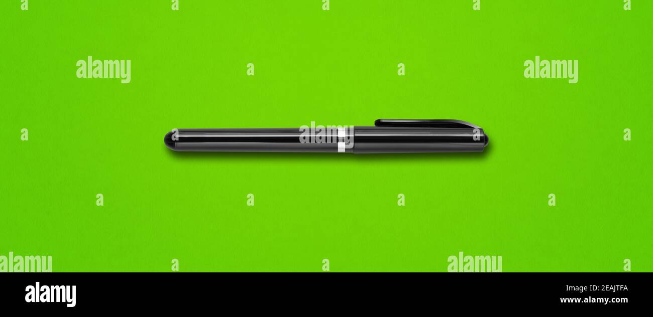 Pennarello nero isolato su striscione verde Foto Stock