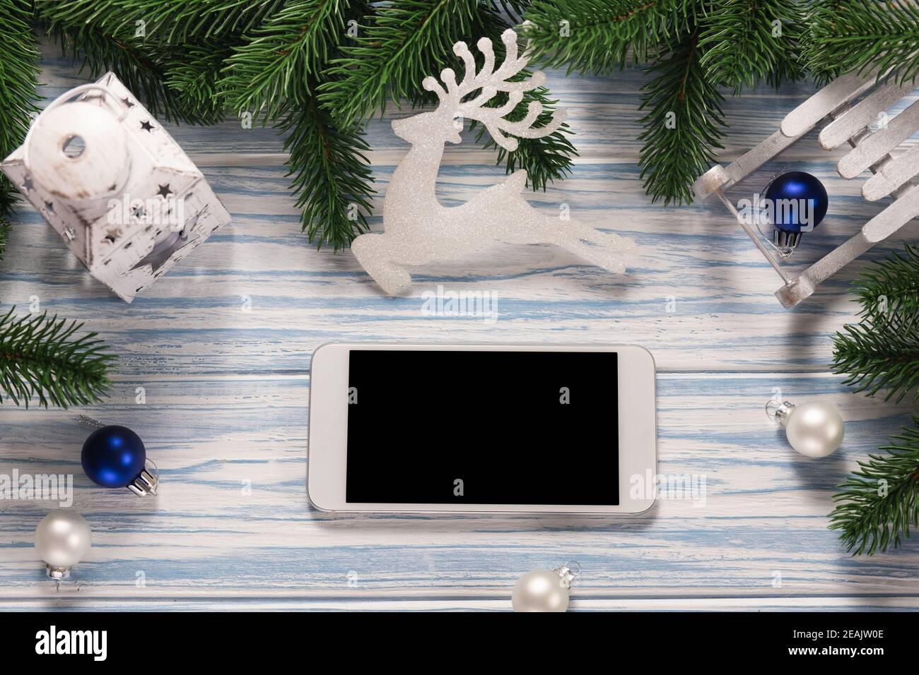 Mockup schermo vuoto smartphone su sfondo Natale o Capodanno con decorazioni. Foto Stock