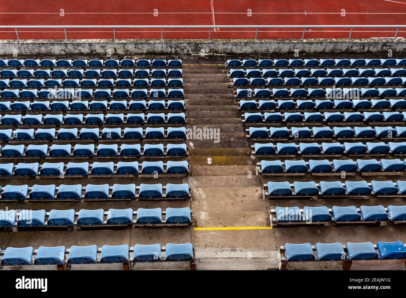 auditorium vuoto nello stadio atletico, file di sedie blu Foto Stock