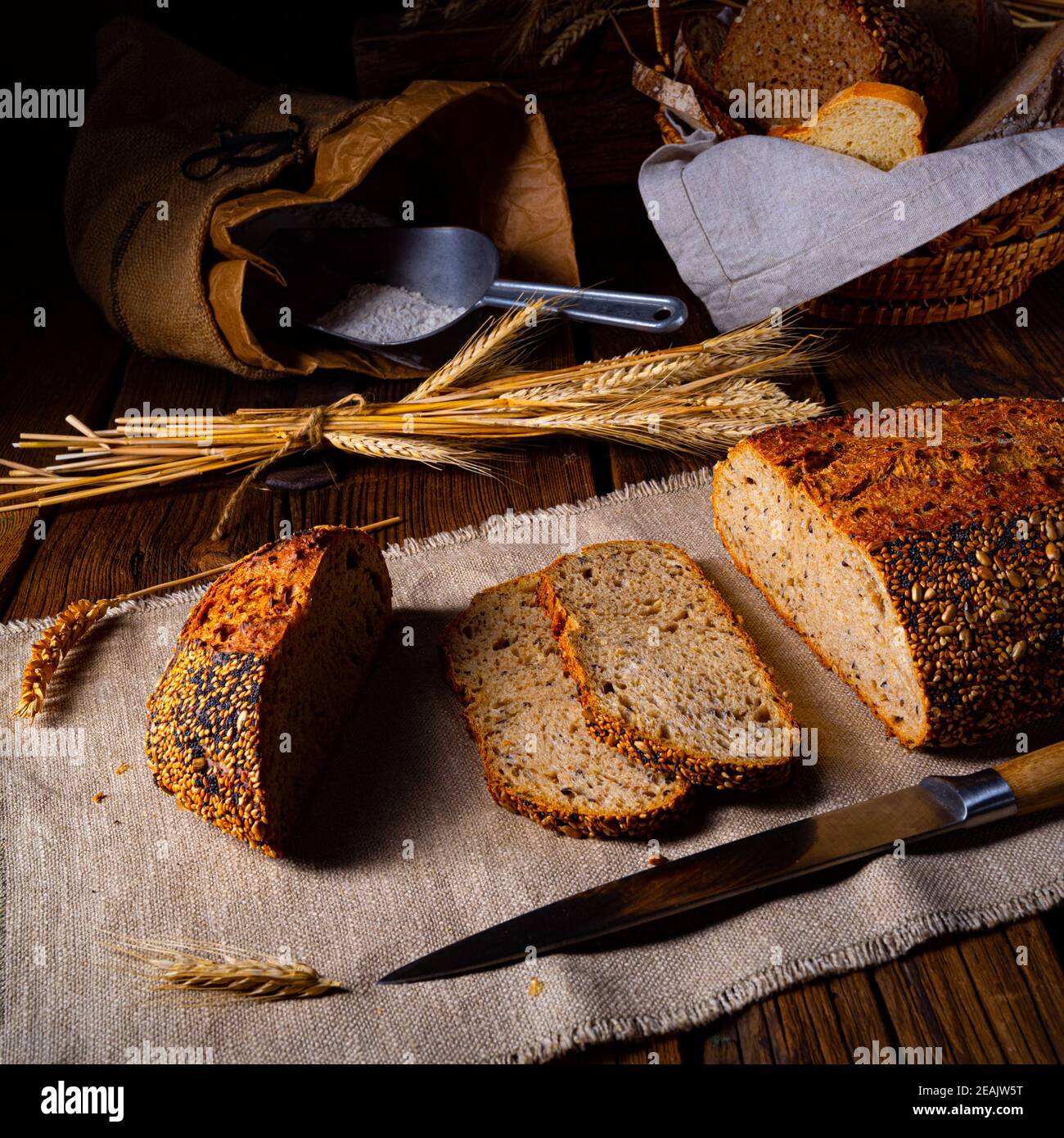 Pane di semi di lino con un seme di papavero e miscela di sesamo Foto Stock