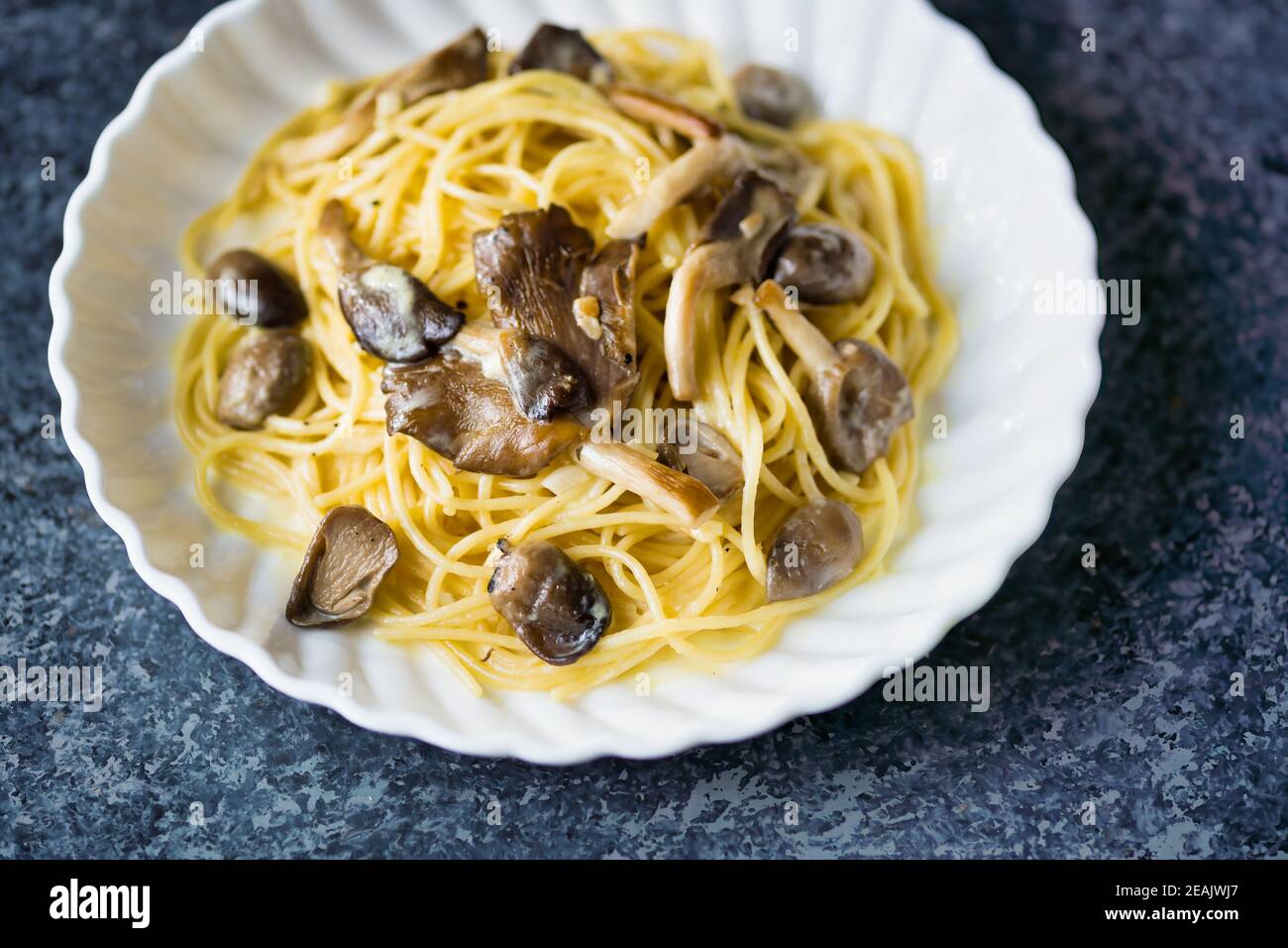 rustica pasta italiana di spaghetti in salsa di funghi Foto Stock