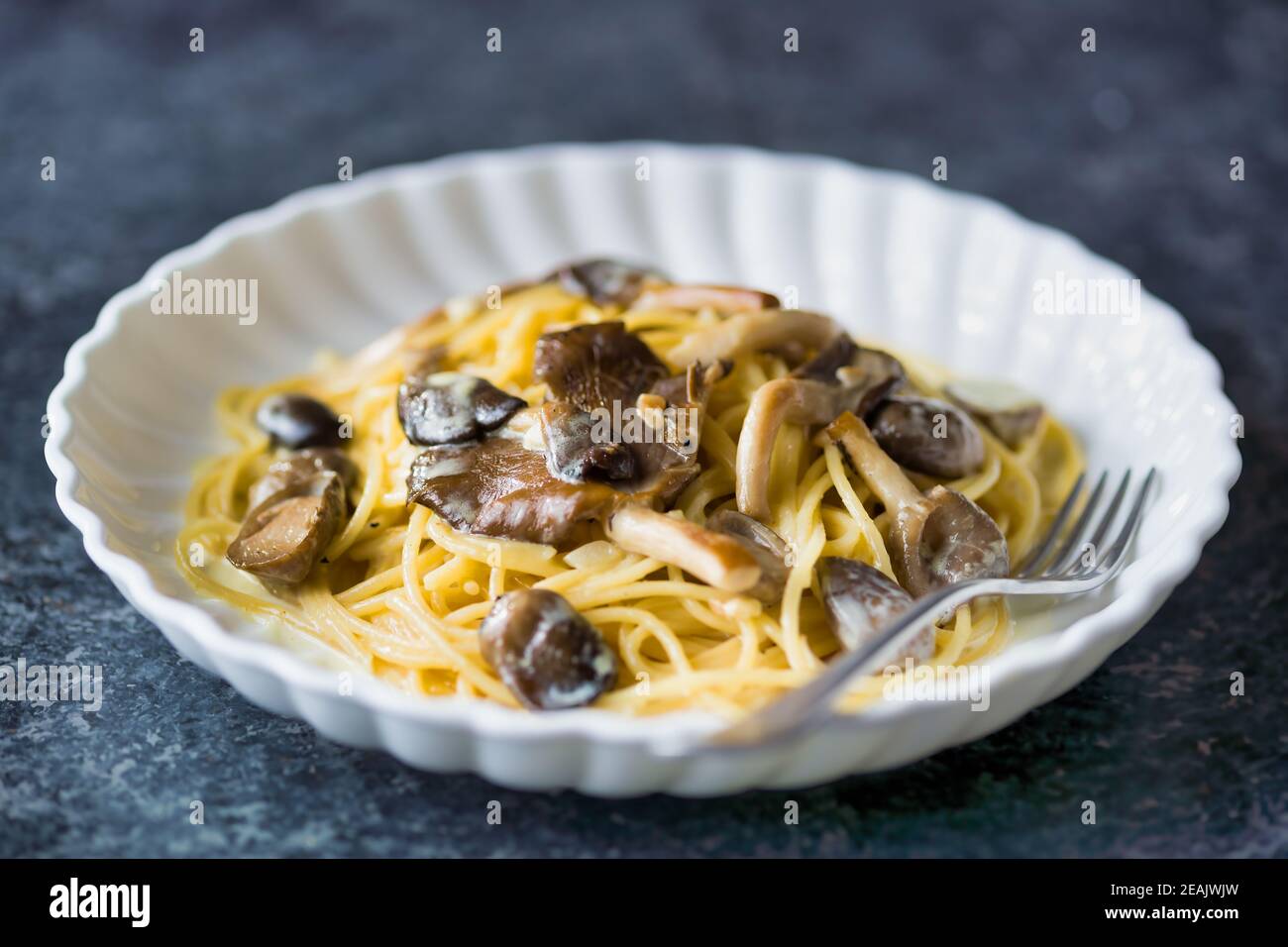 rustica pasta italiana di spaghetti in salsa di funghi Foto Stock