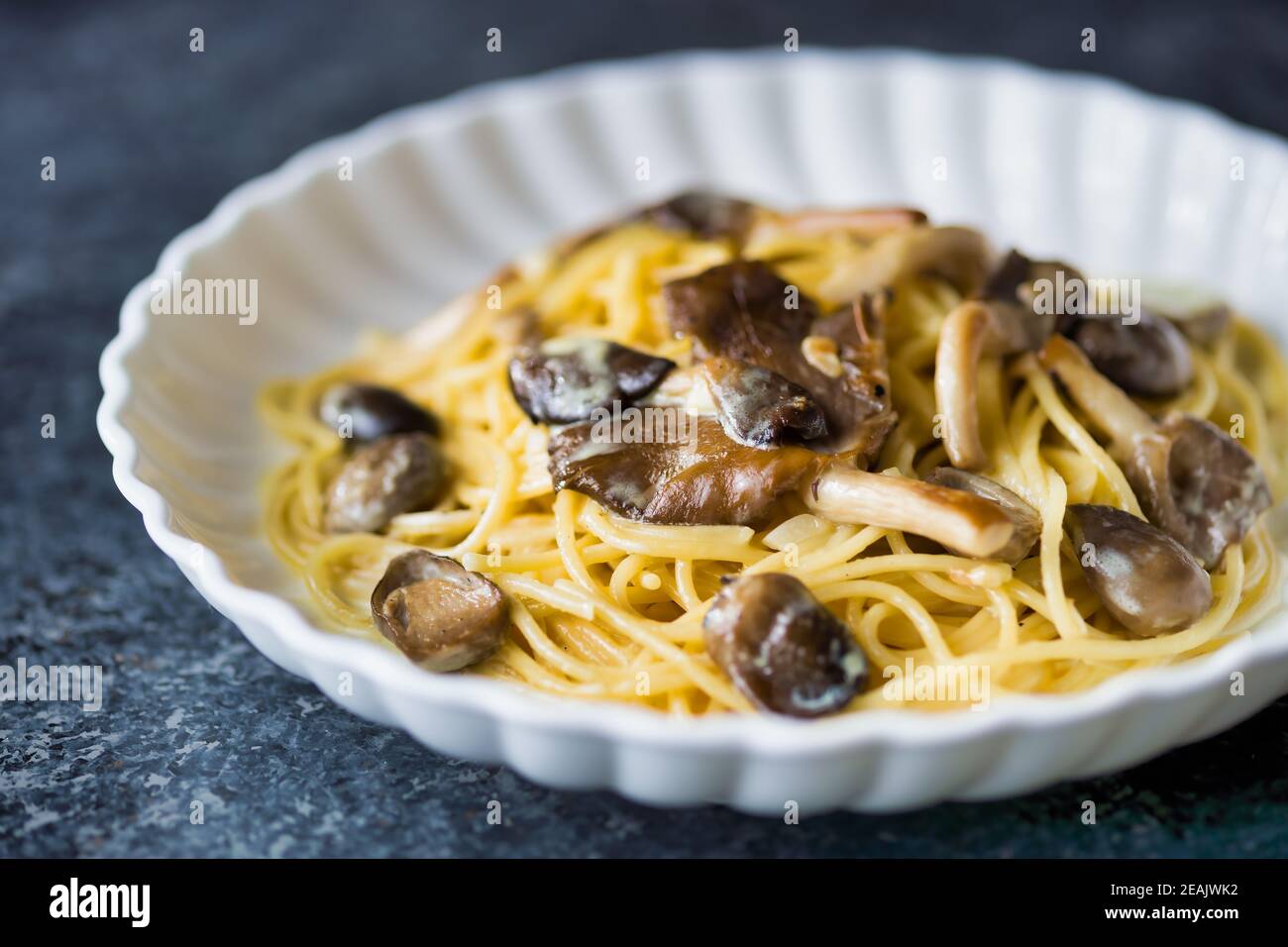 rustica pasta italiana di spaghetti in salsa di funghi Foto Stock