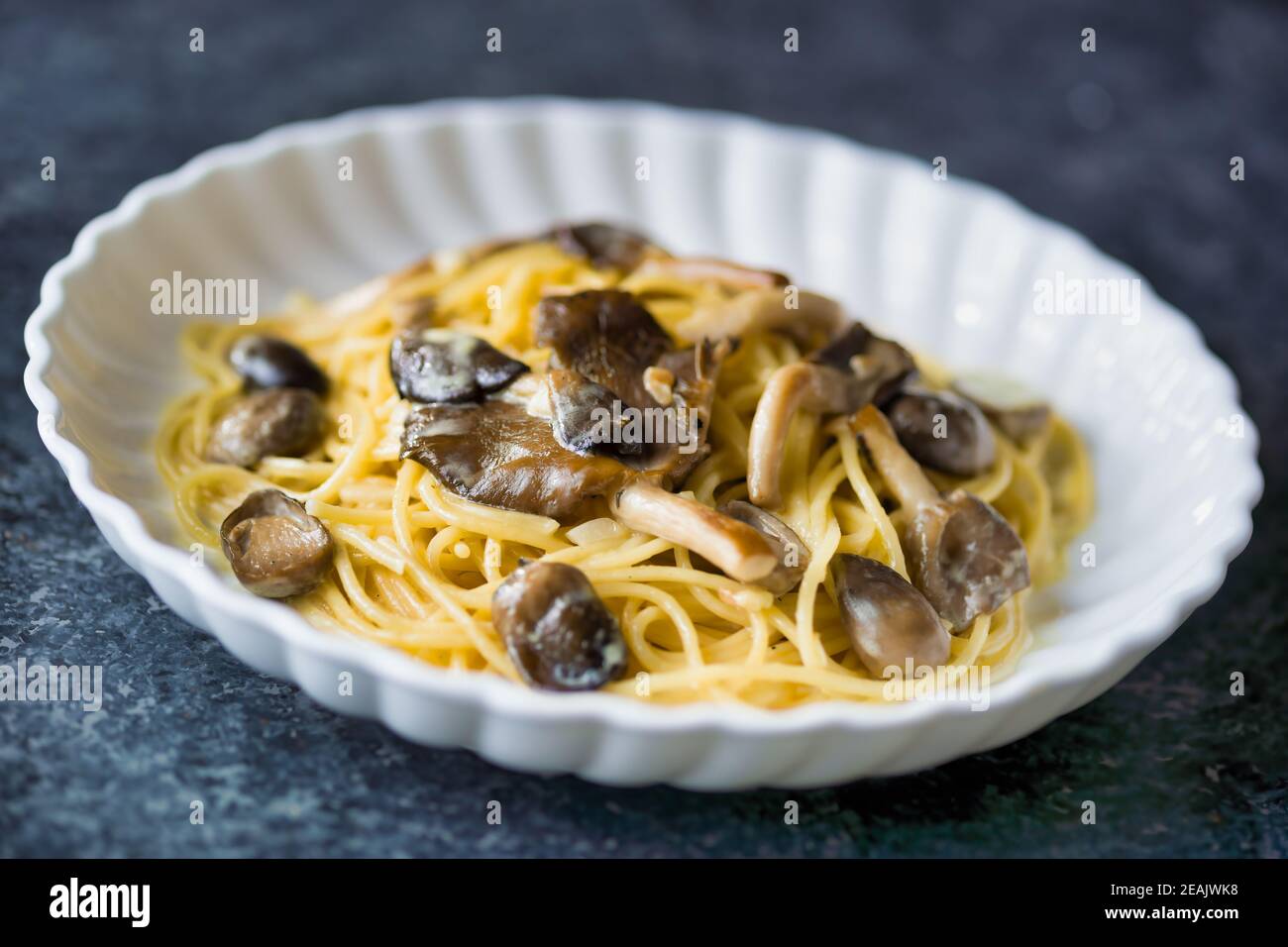 rustica pasta italiana di spaghetti in salsa di funghi Foto Stock