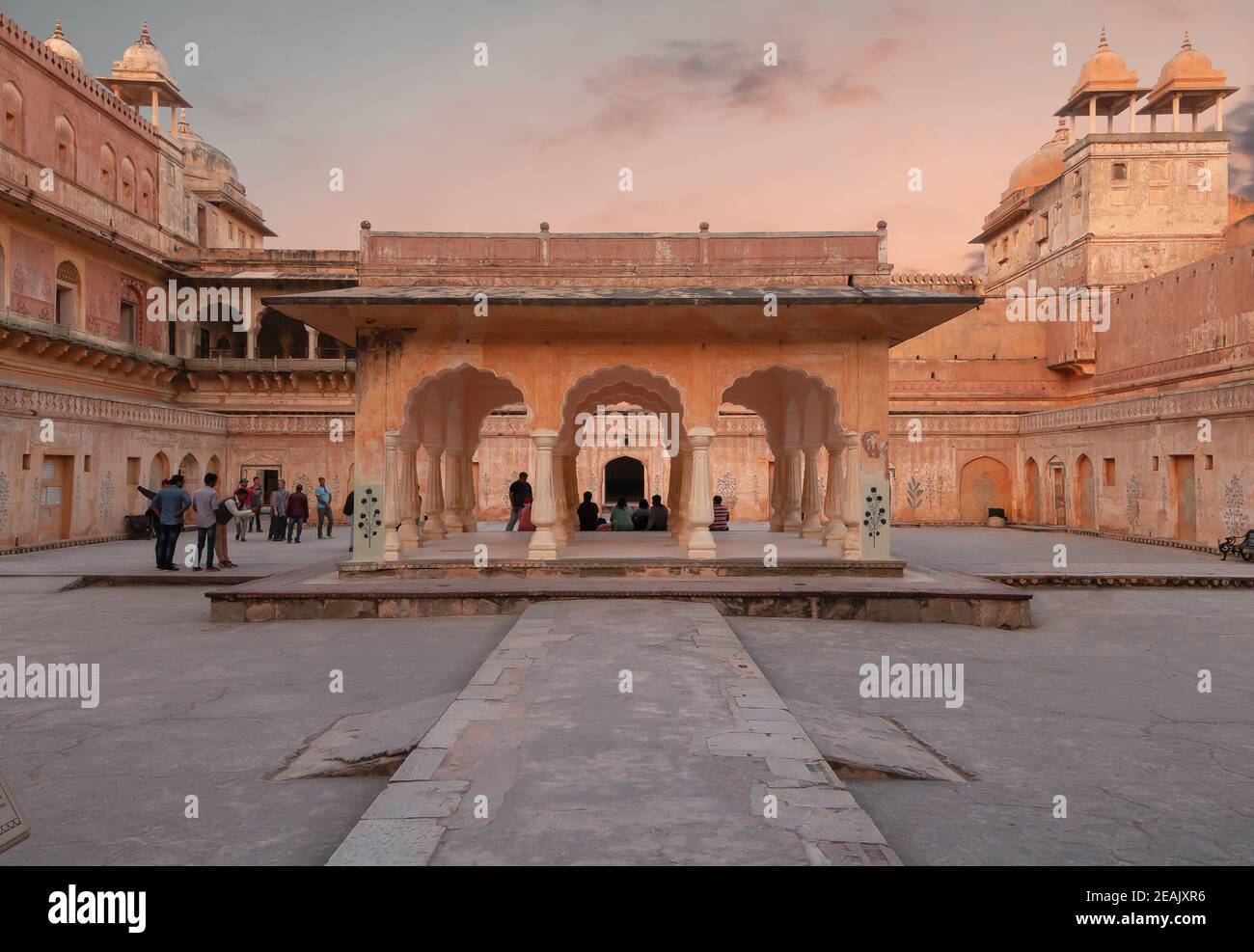 Vista orizzontale DI un Padiglione Baradari con in Man Singh Palace Square all'interno del Forte Amer. Foto Stock