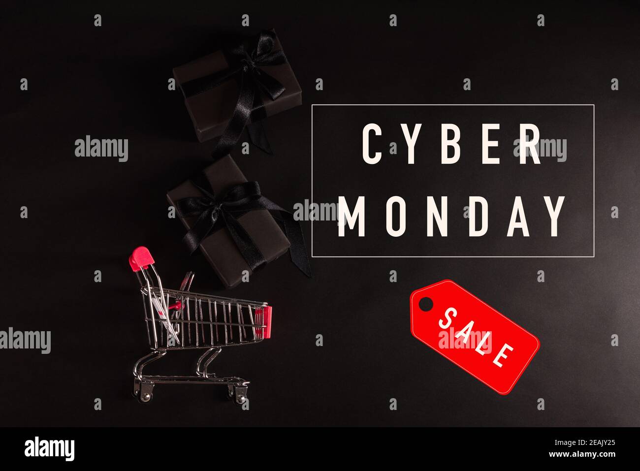 confezione regalo in carta nera e nastro di prua nero caduta al carrello Foto Stock