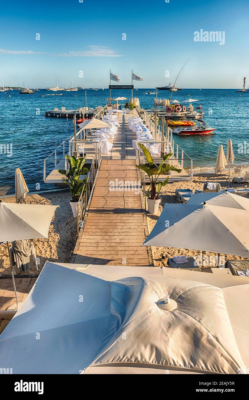 Spiaggia del Majestic Barrière Hotel, Cannes, Costa Azzurra, Francia Foto Stock