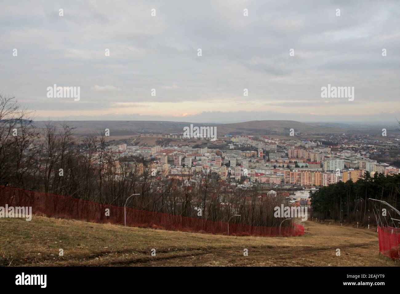 Paesaggio della città con edifici di appartamenti visti dalla collina Foto Stock