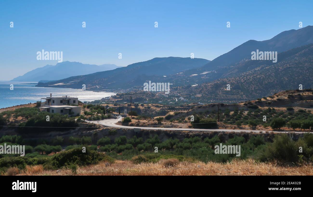 Paesaggio dei villaggi, mare e montagne vicino Keratokampos, Creta Foto Stock