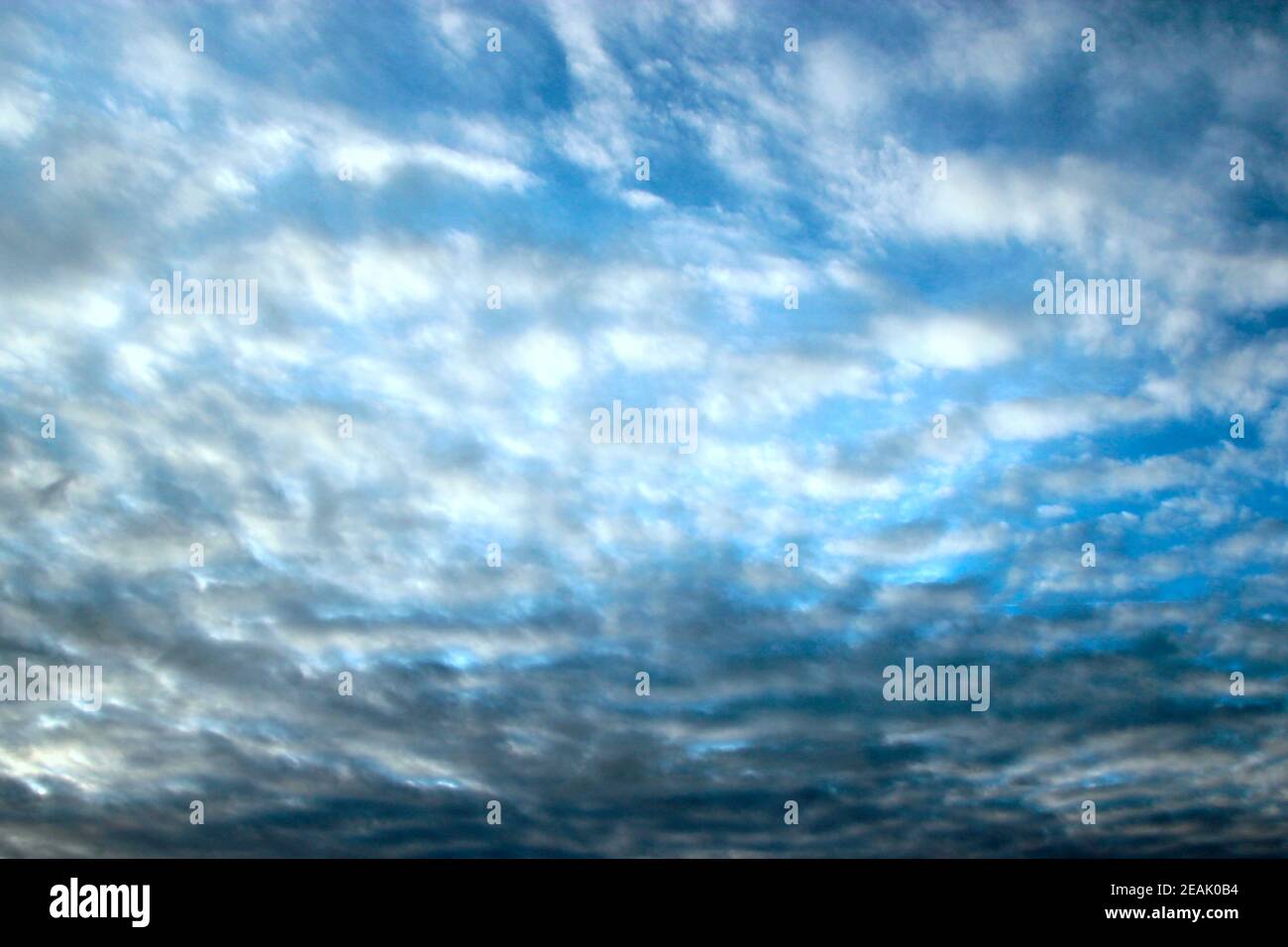 Cielo serale con nuvole e raggi di sole. Tramonto di sole Foto Stock
