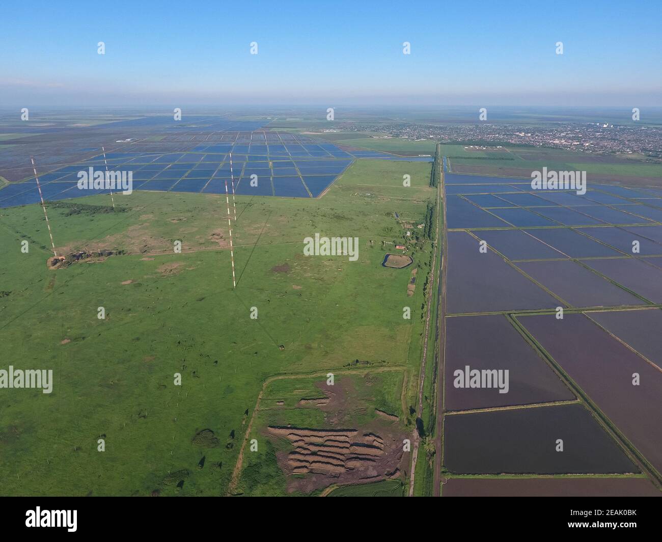 Antenne Antenne a onde lunghe la comunicazione tra le risaie inondate Foto Stock