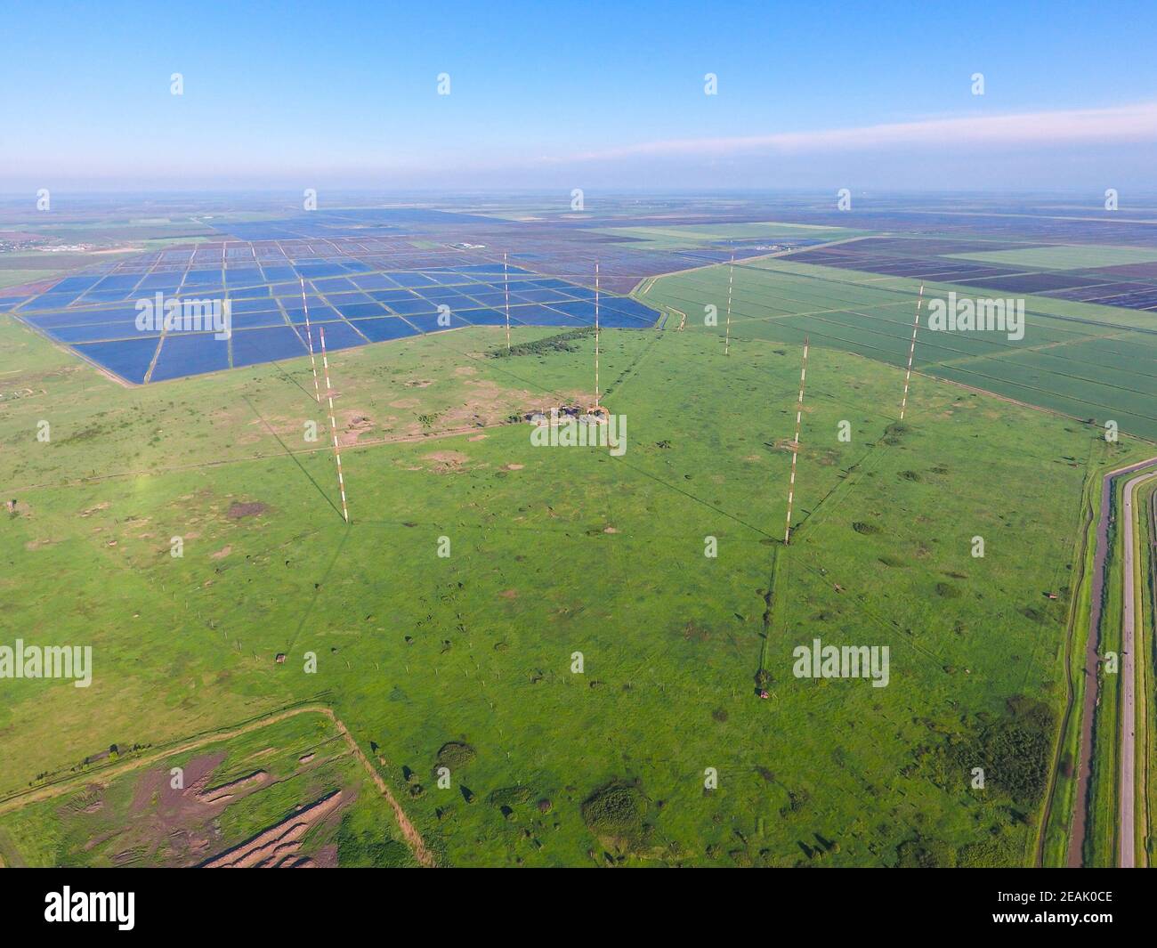 Antenne Antenne a onde lunghe la comunicazione tra i campi di riso piano Foto Stock