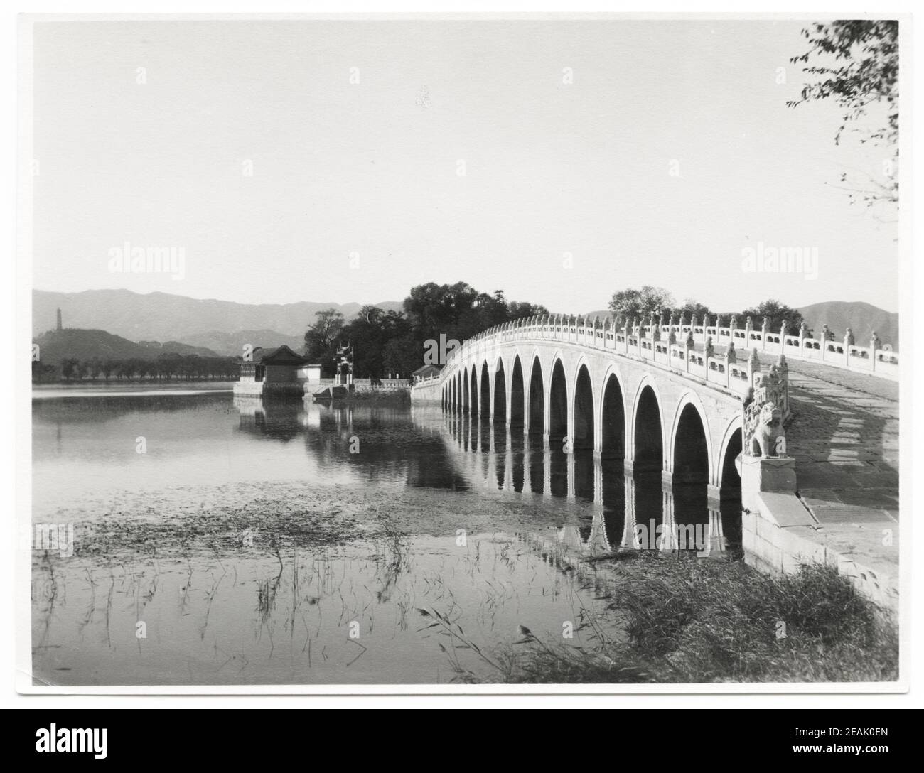 Inizio 20 ° secolo Fotografia: Marmo Seventeen Ponte ad Arco nel Palazzo d'Estate di Pechino, Cina Foto Stock