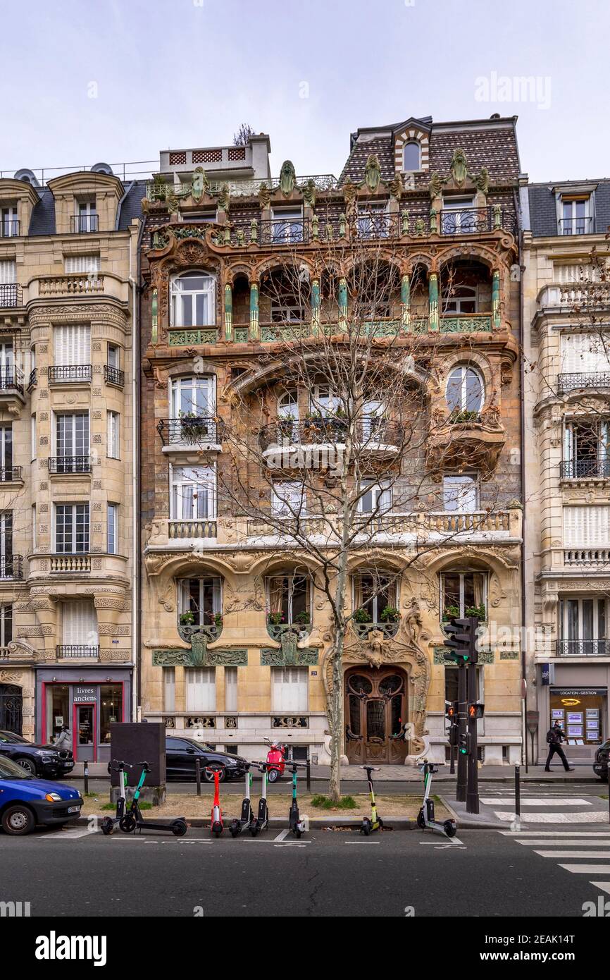 Parigi, Francia - 20 gennaio 2021: Casa numero 29 sul boulevard Rapp è uno dei migliori esempi di stile 'Art Nouveau' a Parigi, il suo finale è Foto Stock