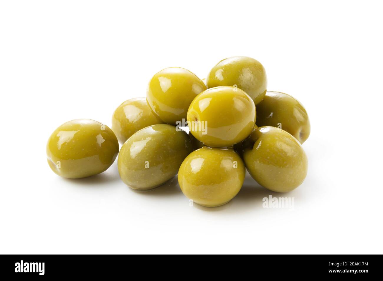 Olive salate poste su sfondo bianco Foto Stock