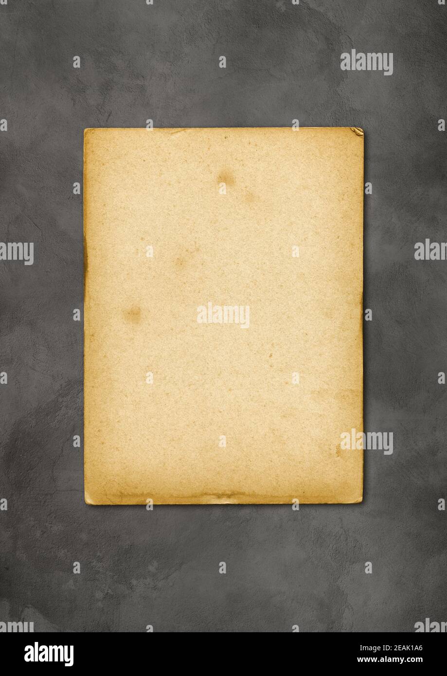 Vecchia tessitura di carta pergamena isolata su fondo di calcestruzzo Foto Stock