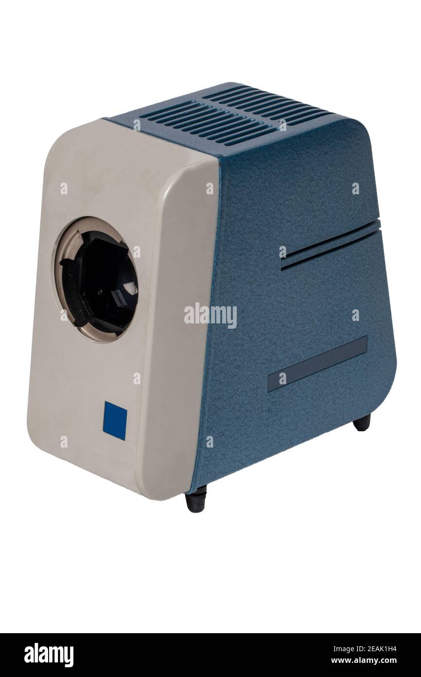 Proiettore d'epoca. Primo piano di un vecchio proiettore grigio blu per la visualizzazione di diapositive e strisce di pellicola isolate su uno sfondo bianco. Intrattenimento del secolo scorso per guardare le foto delle vacanze su uno schermo di proiezione. Macro. Foto Stock