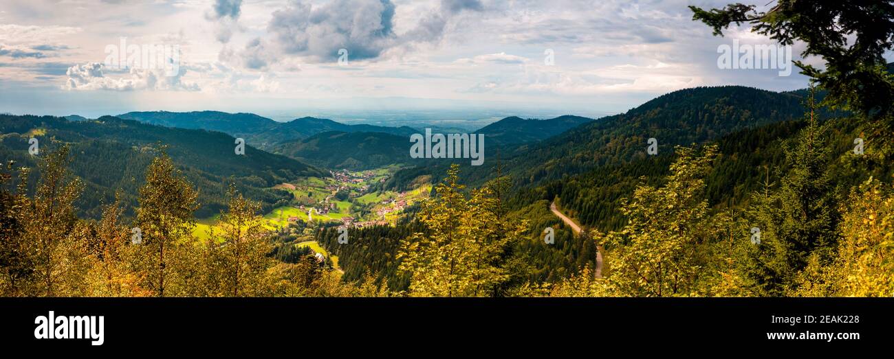 Una vista sulla cittadina di Seebach annidata in una valle nella Foresta Nera, Germania. Settembre. Foto Stock