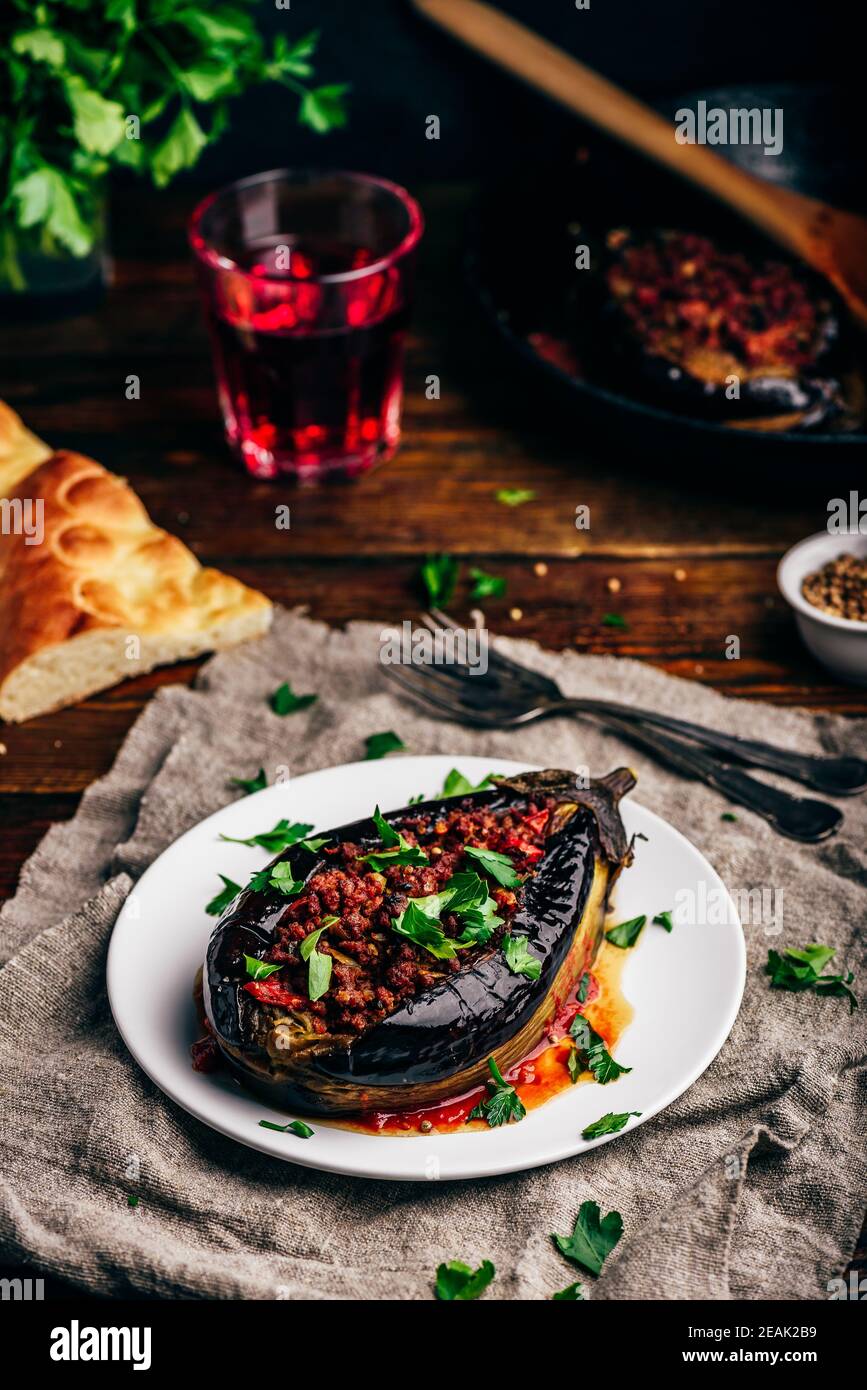 Melanzane farcite con manzo macinato e pomodori Foto Stock