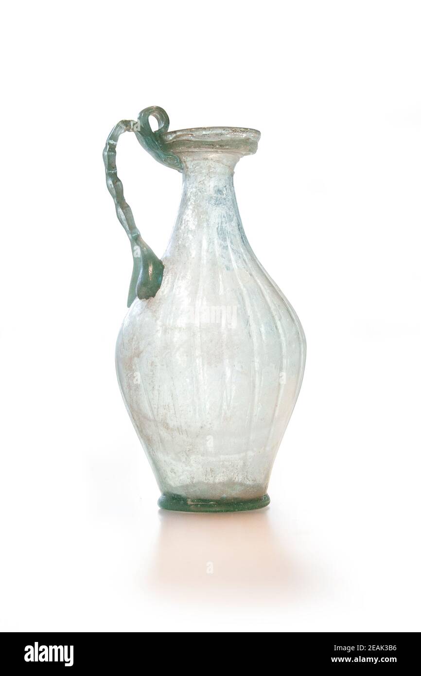 Antico romano caraffa con manico a catena. Natural-vetro colorato del primo e del secondo secolo D.C. Percorso di clipping ai fini della progettazione. Foto Stock