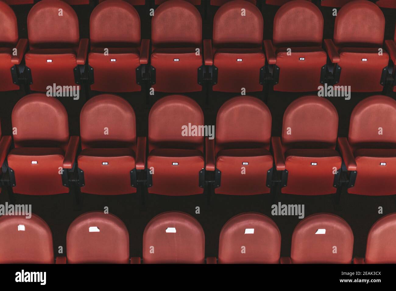 sedie rosse vuote nell'arena all'aperto Foto Stock