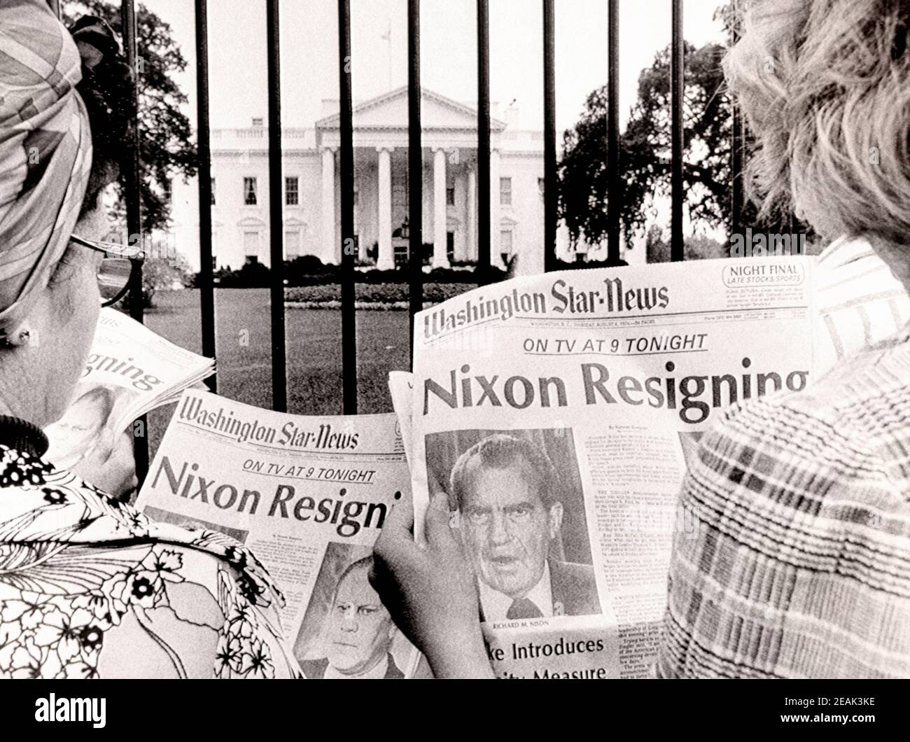 La gente sta leggendo il giornale in primo piano davanti alla Casa Bianca, dove è detto che il presidente Nixon diventerà il primo presidente del countr Foto Stock