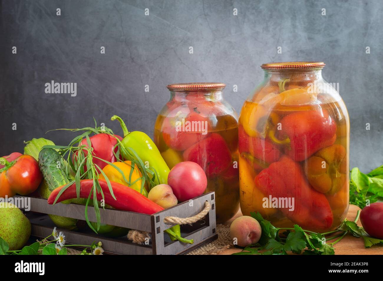 Home canning: conserve di peperoni in vasetti di vetro Foto Stock