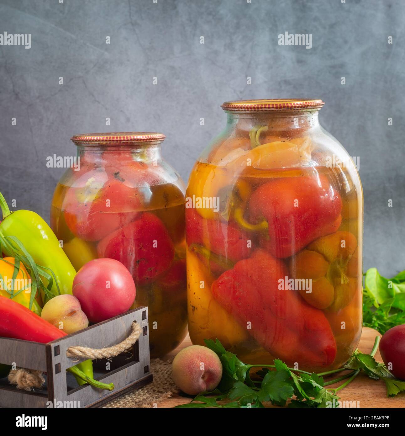 Home canning: conserve di peperoni in vasetti di vetro Foto Stock