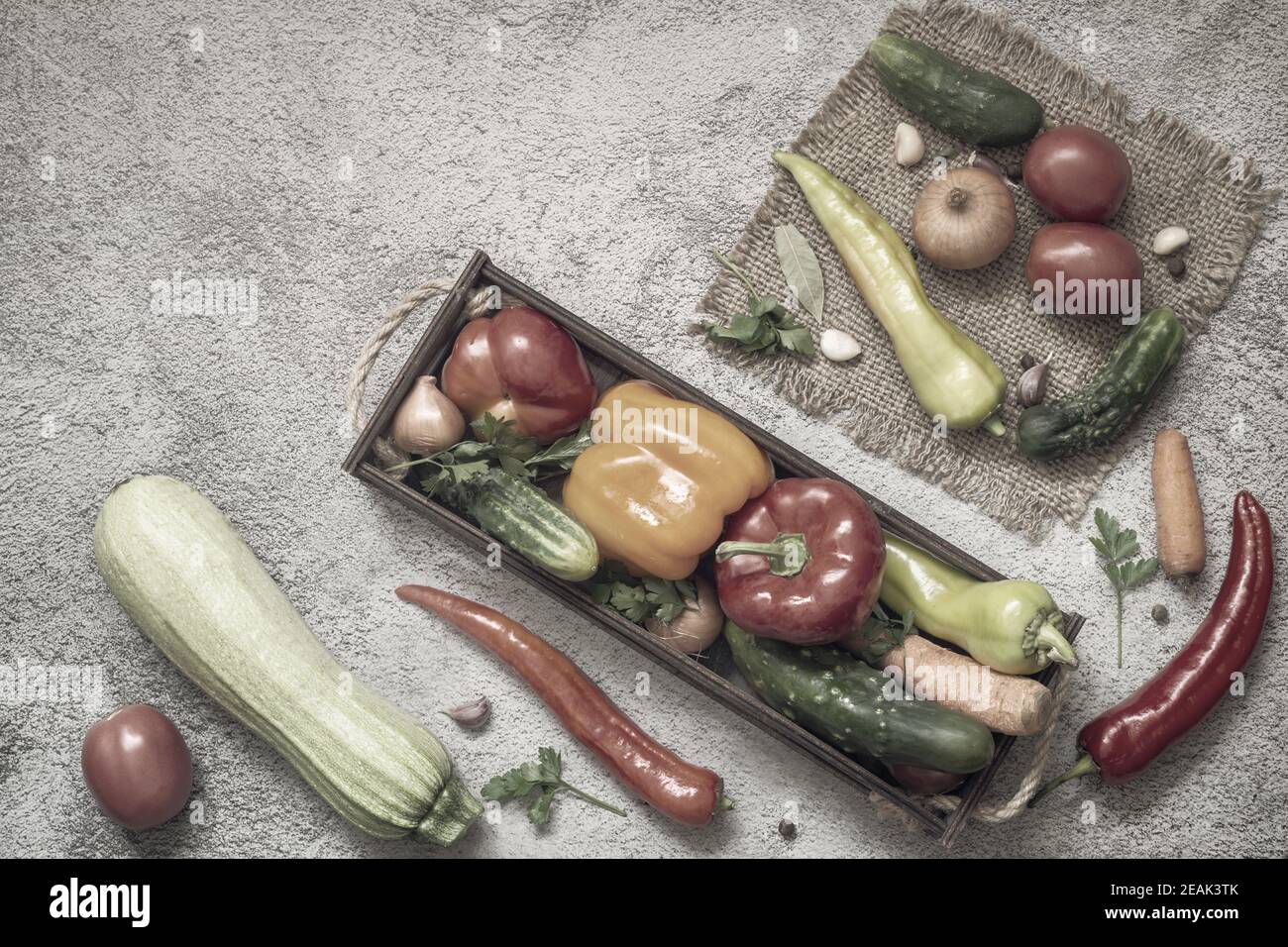 Varietà di verdure mature su uno sfondo chiaro Foto Stock