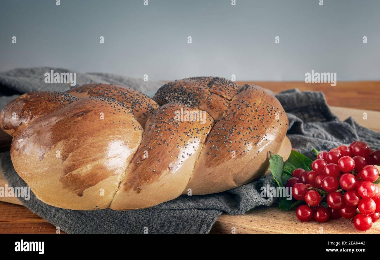 Una pagnotta di pane bianco e bacche di viburnum Foto Stock