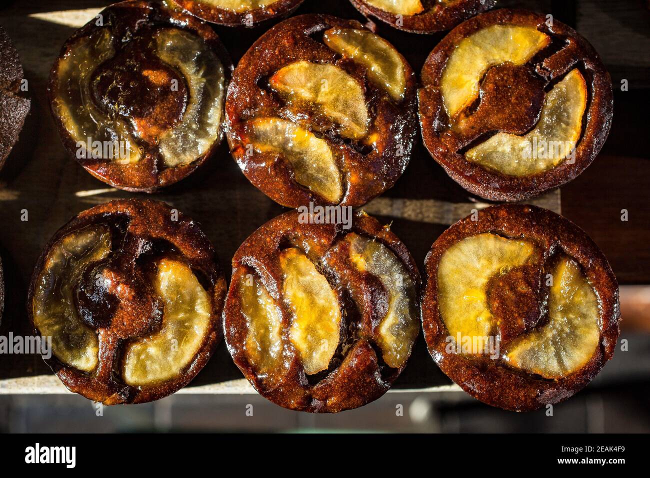 Torta vegana di pera al cioccolato Foto Stock