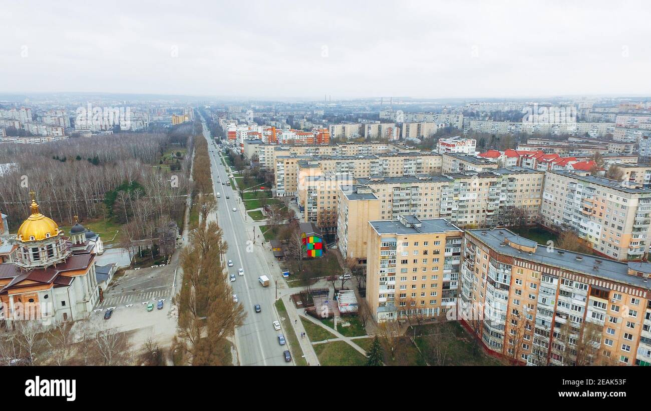 Vista aerea della strada della città, delle auto in movimento e del parco da una vista dall'alto. Ucraina Foto Stock