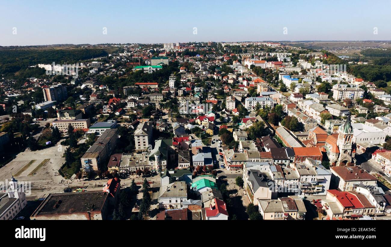 Vista dall'alto della città vecchia e nuove case con tetti colorati e luminosi. Vista aerea Foto Stock