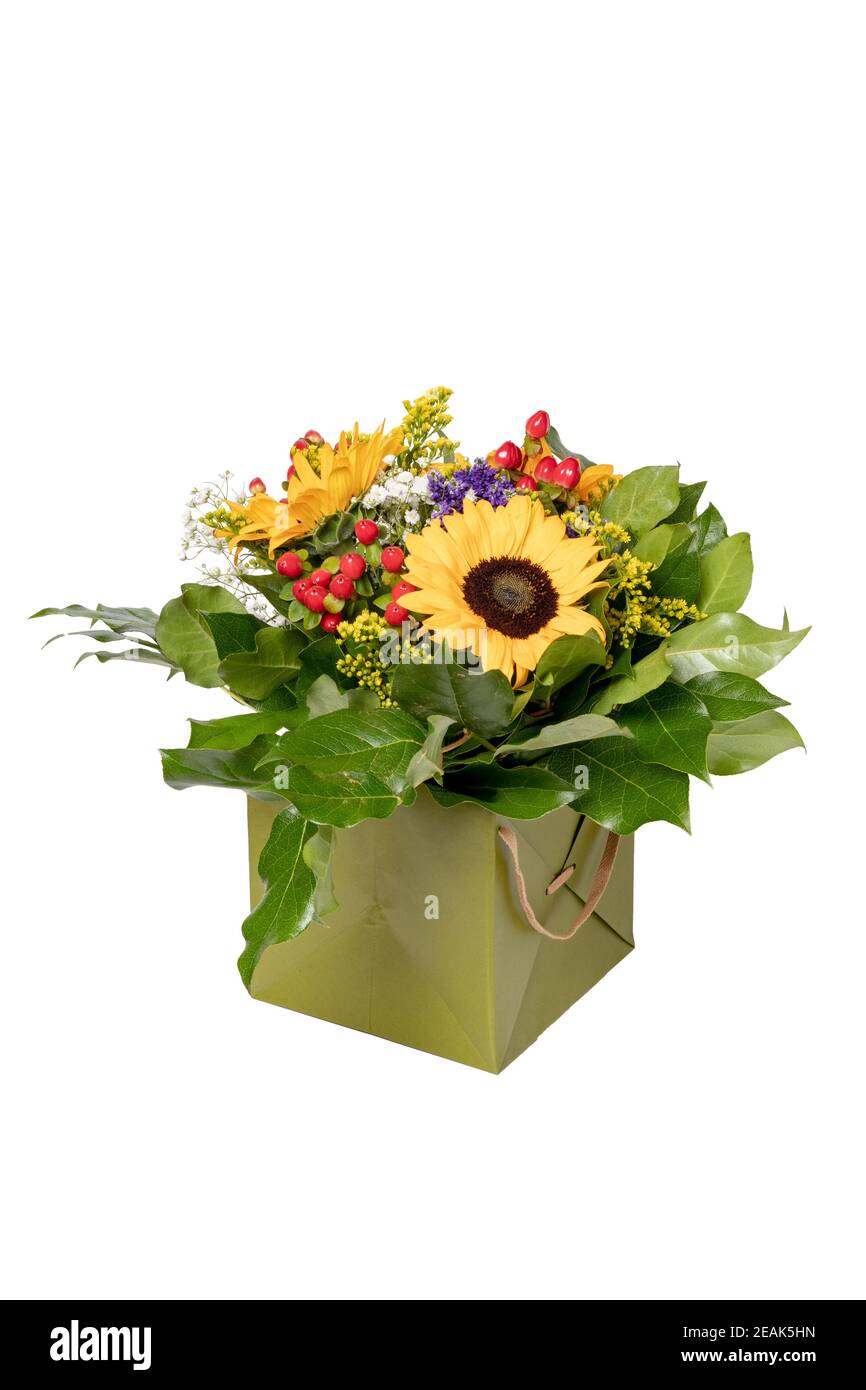 Fiore decorazione sfondo. Primo piano di un bel bouquet con girasoli gialli  in una scatola regalo decorativa verde isolata su sfondo bianco. Macro Foto  stock - Alamy