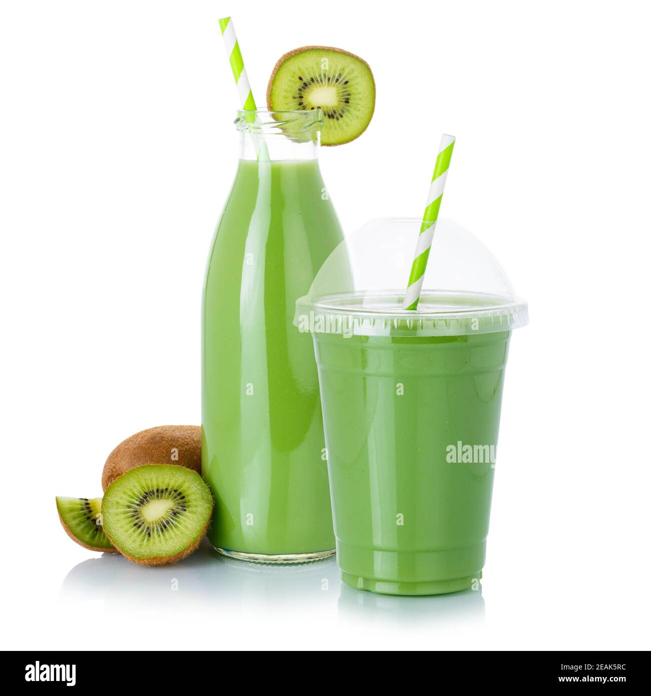 Frullato verde succo di frutta bere paglia kiwi in una bottiglia e coppa isolata su bianco Foto Stock