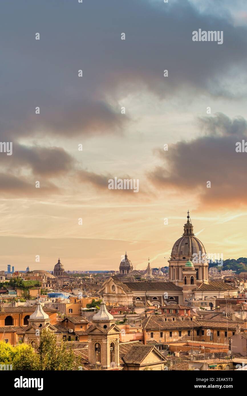Roma con il cielo e le nuvole del tramonto, Italia Foto Stock